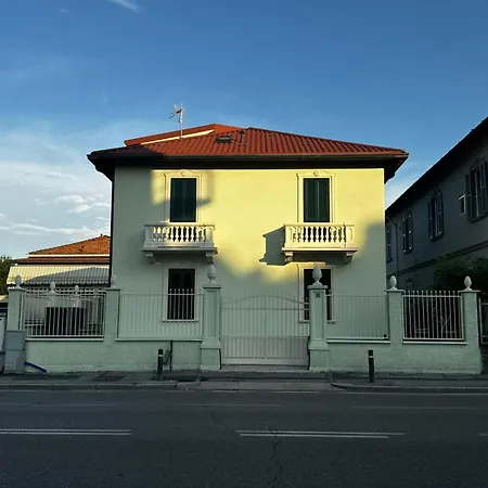 Patrizia Con Parcheggio Privato Como