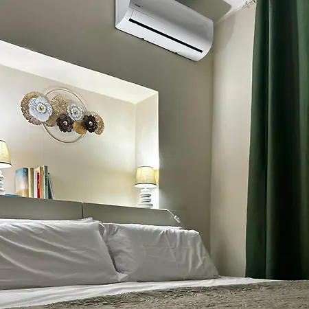 Patrizia - Esclusive Con Parcheggio Privato 4* 코모