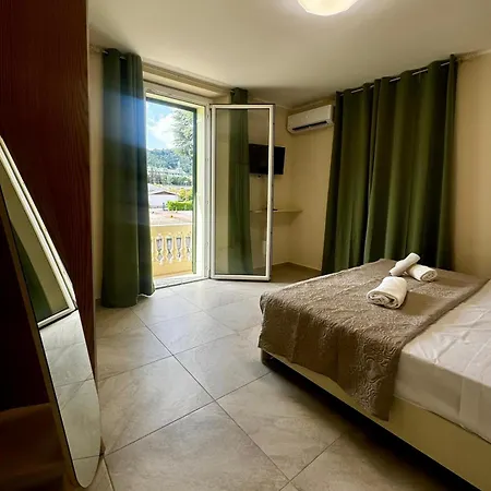 Patrizia Con Parcheggio Privato コモ