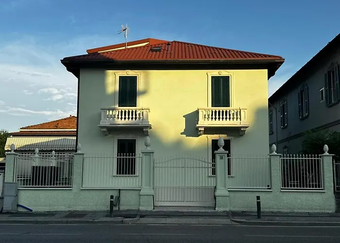 Patrizia Con Parcheggio Privato Комо